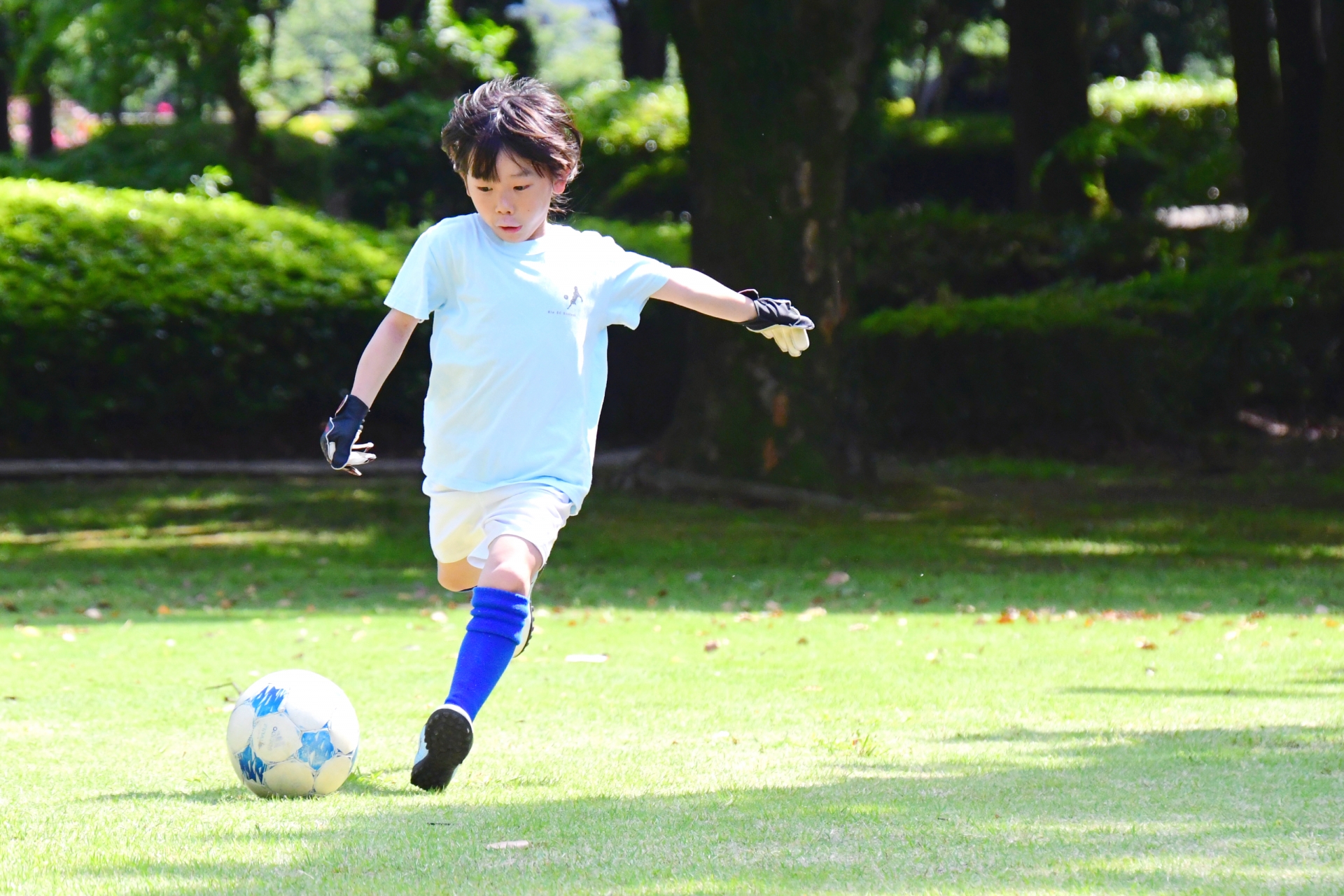 サッカーをする子ども